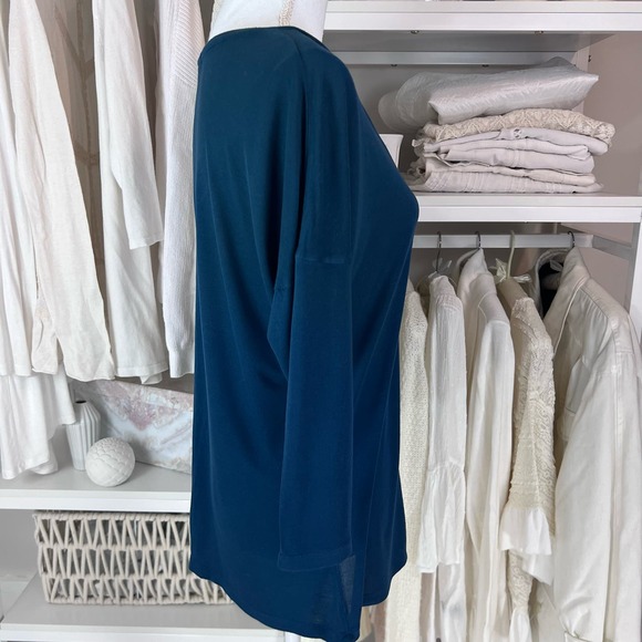 GAP Dark blue 3/4 sleeve Low V neck tee.  Women's medium.  Item #0014 - Picture 4 of 9